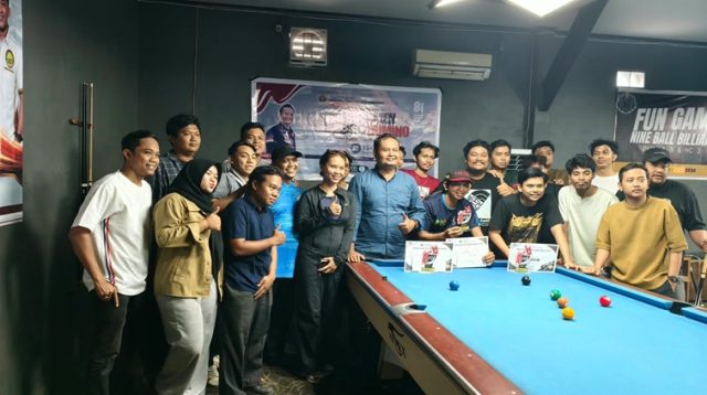 Suasana keakraban para wartawan PWI Kukar saat mengikuti Turnamen Biliar di Tahta Biliar, Jalan Belida, Tenggarong, Minggu (16/8/2026). (Doc. Humas PWI Kukar)