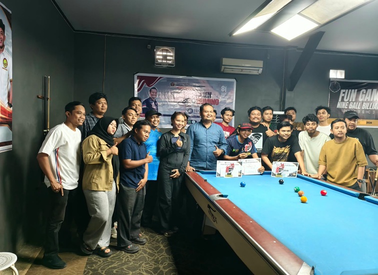 Suasana keakraban para wartawan PWI Kukar saat mengikuti Turnamen Biliar di Tahta Biliar, Jalan Belida, Tenggarong, Minggu (16/8/2026). (Doc. Humas PWI Kukar)