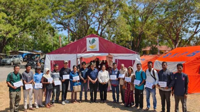 Penyerahan santunan dari Kementerian Sosial (Kemensos) berlangsung di Posko Terpadu Lapangan Berdikari Danga, Kabupaten Nagekeo, pada Sabtu (22/8/2026). (Dok. kemensos.go.id)