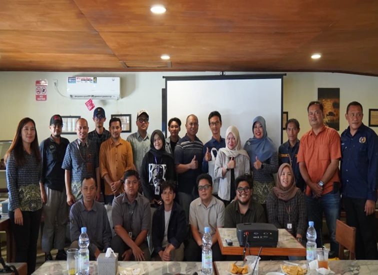 BPJS Kesehatan Cabang Samarinda dan BPJS Kesehatan Kukar menggelar media gathering "Ngobras" bersama insan pers Kutai Kartanegara di Wedang Sumirah, Tenggarong, Selasa (18/8/2026). (Dilla/lingkarkaltim)