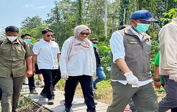 Sekretaris Daerah Provinsi Kalimantan Timur Sri Wahyuni mendampingi kunjungan kerja Menteri Kehutanan Republik Indonesia Raja Juli Antoni ke Kabupaten Berau, Rabu (26/8/2026).(Dok.Humas Pemprov Kaltim)
