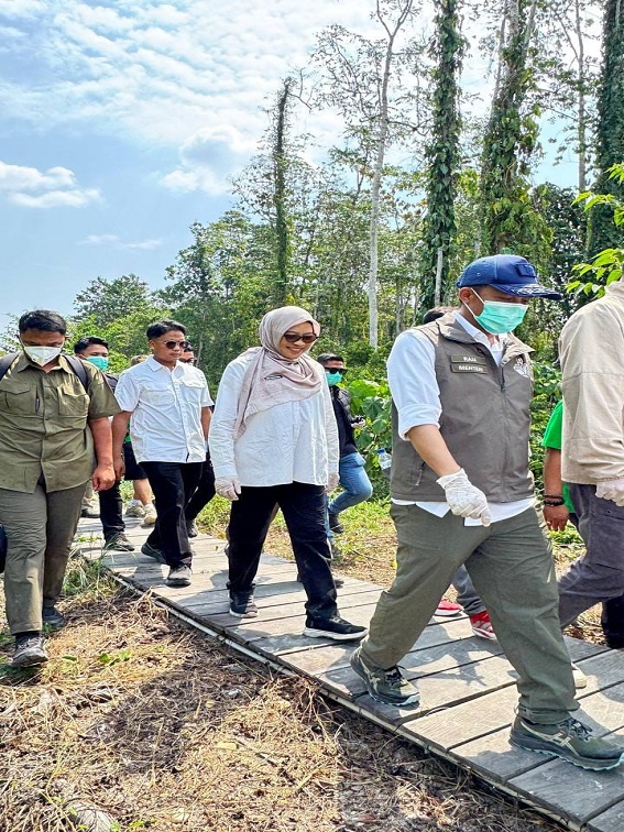 Sekretaris Daerah Provinsi Kalimantan Timur Sri Wahyuni mendampingi kunjungan kerja Menteri Kehutanan Republik Indonesia Raja Juli Antoni ke Kabupaten Berau, Rabu (26/8/2026).(Dok.Humas Pemprov Kaltim)