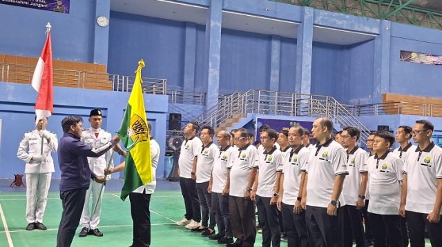 Penyerahan Bendera PBSI dari Sekretaris Pengprov PBSI Kaltim, Risa Fahrizal ke M.Aidil sebagai Ketua PBSI Periode 2026-2030, Rabu (12/8/26). (Dilla/lingkarkaltim)