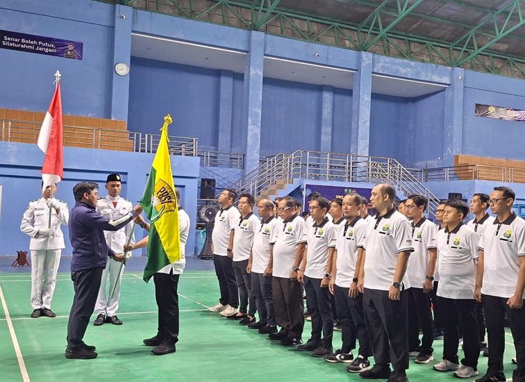 Penyerahan Bendera PBSI dari Sekretaris Pengprov PBSI Kaltim, Risa Fahrizal ke M.Aidil sebagai Ketua PBSI Periode 2026-2030, Rabu (12/8/26). (Dilla/lingkarkaltim)