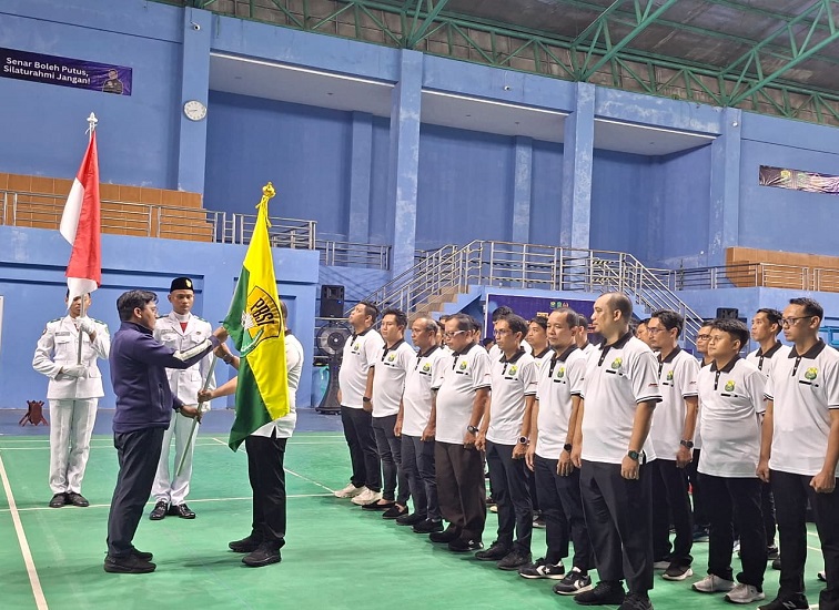 Penyerahan Bendera PBSI dari Sekretaris Pengprov PBSI Kaltim, Risa Fahrizal ke M.Aidil sebagai Ketua PBSI Periode 2026-2030, Rabu (12/8/26). (Dilla/lingkarkaltim)