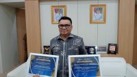 Bupati Kukar dengan dua penghargaan dari Tribun Kaltim Award 2026, salah satunya sebagai Kepala Daerah Visioner dalam pengembangan Perumda atau BUMD. (M. As'ari/Lingkarkaltim)