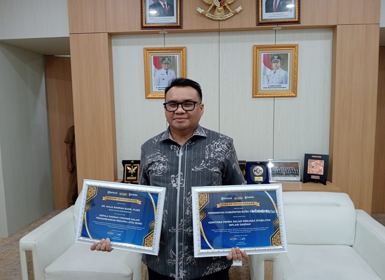Bupati Kukar dengan dua penghargaan dari Tribun Kaltim Award 2026, salah satunya sebagai Kepala Daerah Visioner dalam pengembangan Perumda atau BUMD. (M. As'ari/Lingkarkaltim)