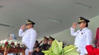 Bupati dan Wakil Bupati menghadiri Upacara HUT RI 81 Tahun di halaman kantor Bupati Kukar, Senin (17/8/26). (Dilla/Lingkarkaltim)