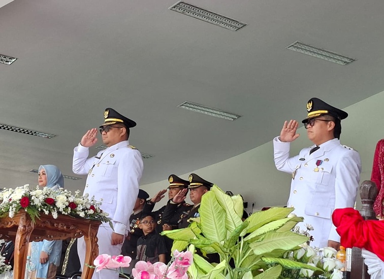 Bupati dan Wakil Bupati menghadiri Upacara HUT RI 81 Tahun di halaman kantor Bupati Kukar, Senin (17/8/26). (Dilla/Lingkarkaltim)