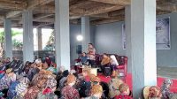 Bupati Kukar dr. Aulia Rahman Basri saat menyampaikan materi di hadapan ratusan mahasiswa baru Unikarta pada Rabu (26/8/2026). (M. As'ari/Lingkar Kaltim)
