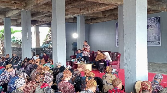 Bupati Kukar dr. Aulia Rahman Basri saat menyampaikan materi di hadapan ratusan mahasiswa baru Unikarta pada Rabu (26/8/2026). (M. As'ari/Lingkar Kaltim)