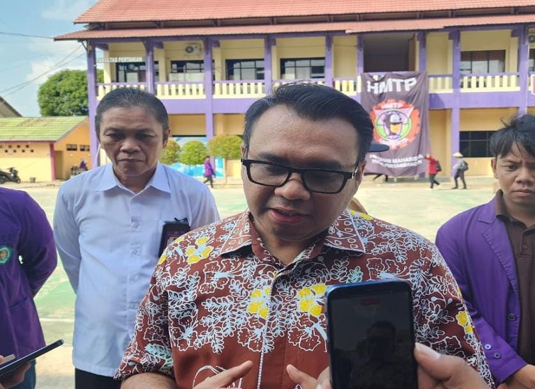 Bupati Kukar dr. Aulia Rahman Basri didampingi Rektor Unikarta Prof. Ince Raden. (M. As'ari/Lingkar Kaltim)