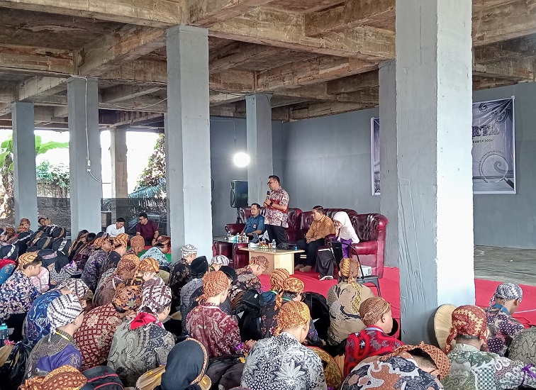 Bupati Kukar dr. Aulia Rahman Basri saat menyampaikan materi di hadapan ratusan mahasiswa baru Unikarta pada Rabu (26/8/2026). (M. As'ari/Lingkar Kaltim)