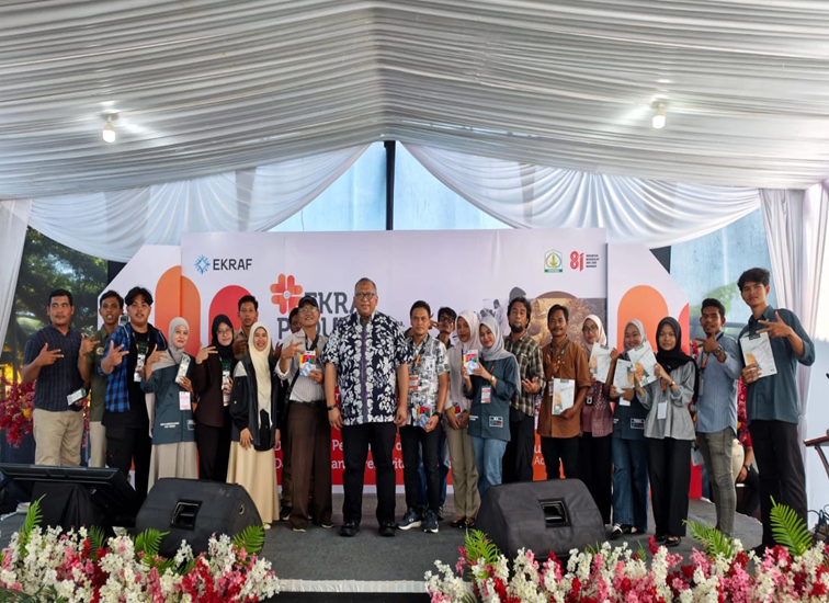 Kementerian Ekonomi Kreatif (Ekraf) mempercepat pemulihan pascabencana di Kabupaten Aceh Tamiang, Aceh melalui program 'Cerita Pulih: Pelatihan Fotografi dan Storytelling', Kamis (27/8/26). (dok. ekraf.go.id)