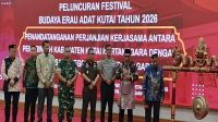Penandatanganan perjanjian kerja sama antara Pemkab Kukar dengan Kejari Kukar pada Kamis, (20/8/2026). (M. As'ari/Lingkarkaltim)