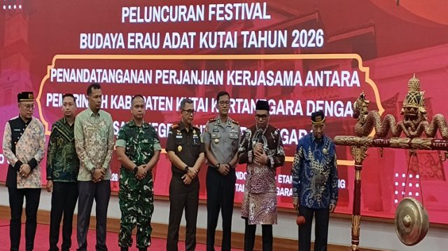 Penandatanganan perjanjian kerja sama antara Pemkab Kukar dengan Kejari Kukar pada Kamis, (20/8/2026). (M. As'ari/Lingkarkaltim)