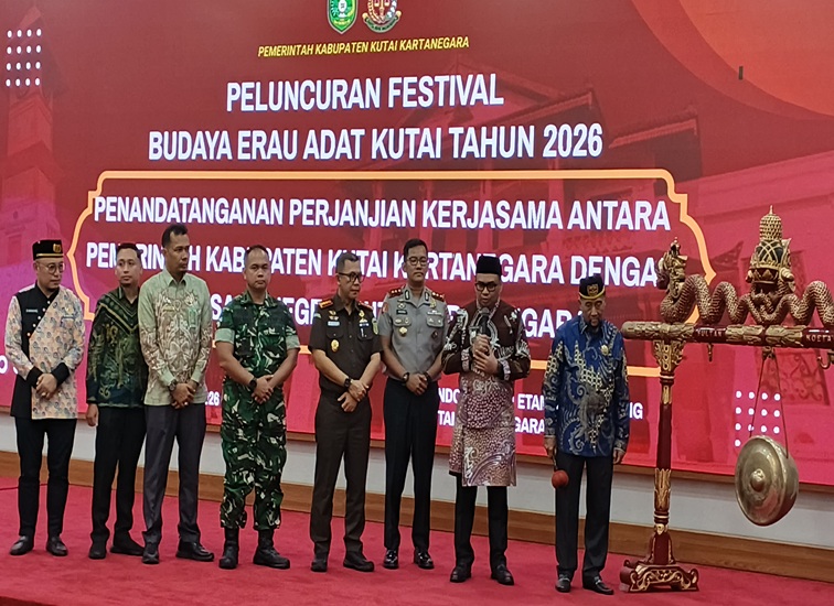 Penandatanganan perjanjian kerja sama antara Pemkab Kukar dengan Kejari Kukar pada Kamis, (20/8/2026). (M. As'ari/Lingkarkaltim)