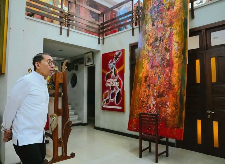 Menteri Kebudayaan RI, Fadli Zon saat mengunjungi galeri maestro seni rupa Indonesia almarhum Nasirun, di Yogyakarta (Dok. Kementerian Kebudayaan)