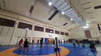 Suasana para atlet gulat berlatih Dalam Gedung Bela Diri, Jalan Tenis Lapangan, Tenggarong, Selasa (24/8/26). (Dilla/lingkarkaltim)