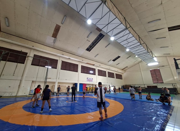 Suasana para atlet gulat berlatih Dalam Gedung Bela Diri, Jalan Tenis Lapangan, Tenggarong, Selasa (24/8/26). (Dilla/lingkarkaltim)