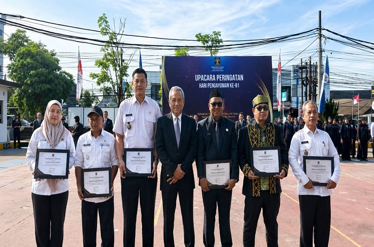 Foto bersama usai penyerahan penghargaan di Hari Pengayoman ke 81 Tahun 2026.(Dok.Kanwil Kemenkum Kaltim)