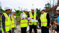 Inspektur V Itjen Kemenag Muhamad Iqbal dan Tim Auditor meninjau pembangunan Gedung Laboratorium Program Studi Terpadu IAIN Datuk Laksemana Bengkalis.