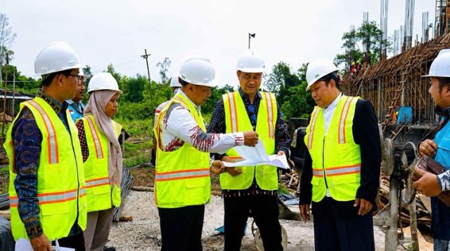 Inspektur V Itjen Kemenag Muhamad Iqbal dan Tim Auditor meninjau pembangunan Gedung Laboratorium Program Studi Terpadu IAIN Datuk Laksemana Bengkalis.