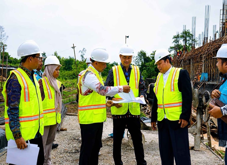 Inspektur V Itjen Kemenag Muhamad Iqbal dan Tim Auditor meninjau pembangunan Gedung Laboratorium Program Studi Terpadu IAIN Datuk Laksemana Bengkalis.