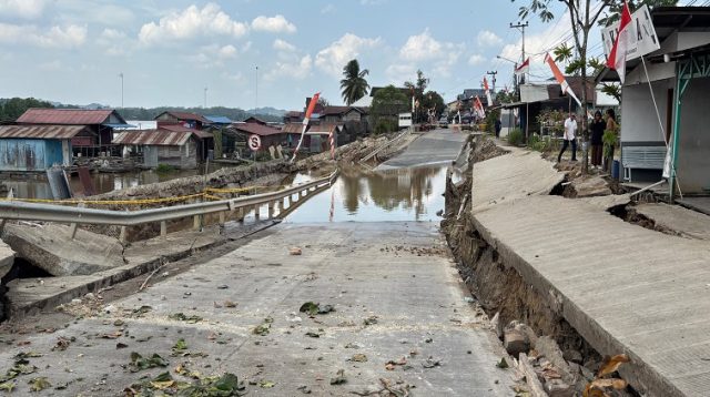 Kondisi jalan longsor di Jembayan, Rabu (26/8/2026) (Rizki/Lingkarkaltim)