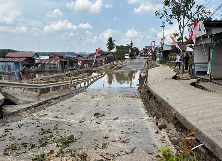 Kondisi jalan longsor di Jembayan, Rabu (26/8/2026) (Rizki/Lingkarkaltim)