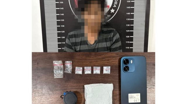 Pelaku beserta barang bukti yabg diamankan Polres Kukar, Jumat (7/8/26). (Doc. Humas Polres Kukar)