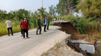 Jalan longsor di Oloy, Selasa (25/8/2026) (Rizki/Lingkarkaltim)