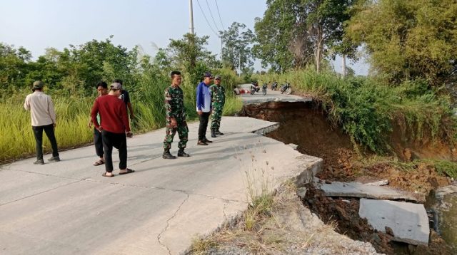 Jalan longsor di Oloy, Selasa (25/8/2026) (Rizki/Lingkarkaltim)