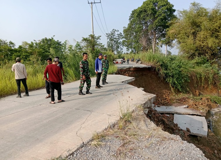 Jalan longsor di Oloy, Selasa (25/8/2026) (Rizki/Lingkarkaltim)