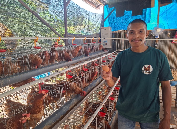 Hartoni selaku owner di kandang ayam telur miliknya," Jumadi Farm", Rabu (19/8/26). (Dilla/lingkarkaltim)
