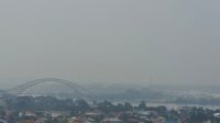Kota Tenggarong terselimuti Asap Karhutla, Senin (31/8/26). (Dilla/lingkarkaltim)