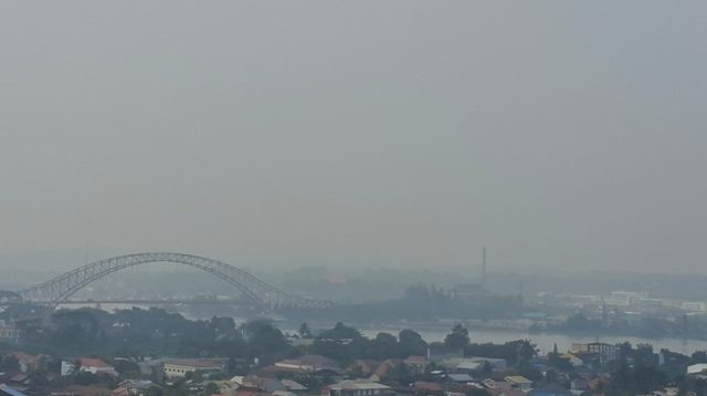 Kota Tenggarong terselimuti Asap Karhutla, Senin (31/8/26). (Dilla/lingkarkaltim)