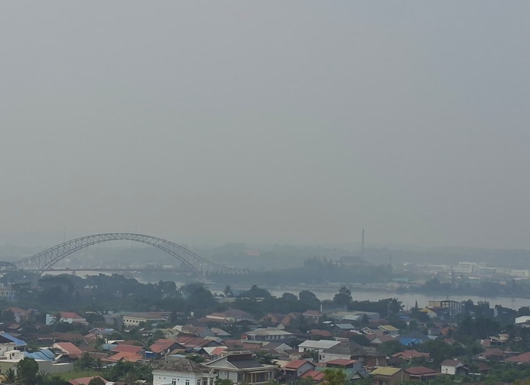 Kota Tenggarong terselimuti Asap Karhutla, Senin (31/8/26). (Dilla/lingkarkaltim)