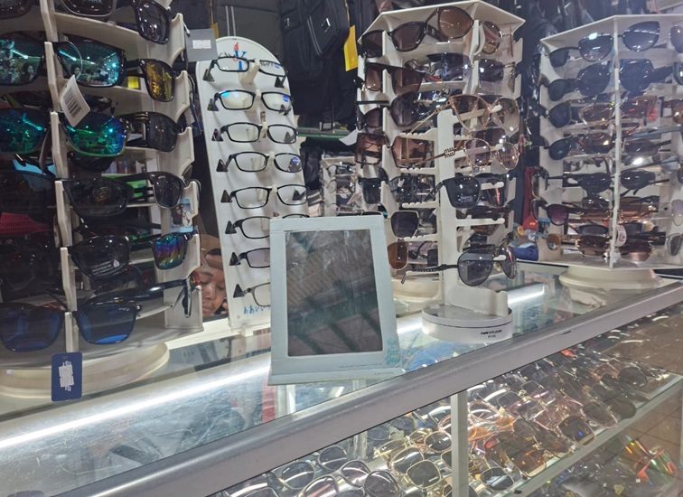 Lapak Usaha Kacamata Nayla Collection, Pasar Mangkurawang, Selasa (25/8/26). (Dilla/lingkarkaltim)