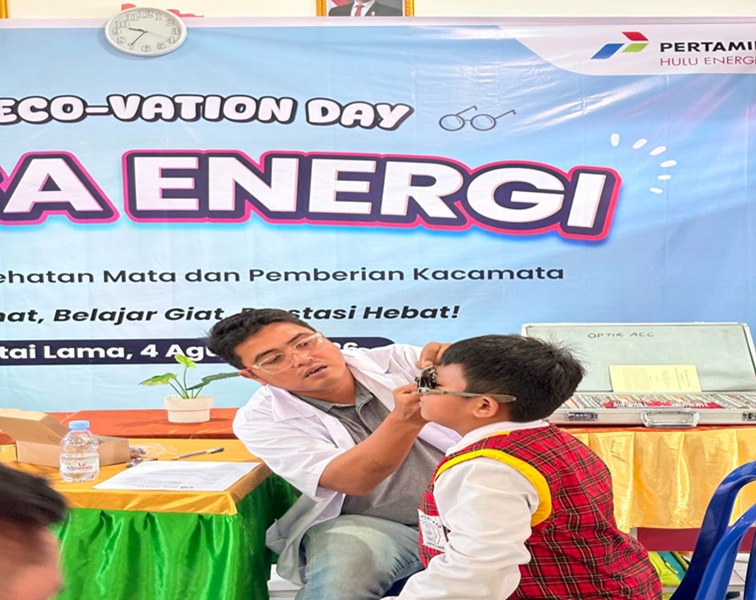 Pemeriksaan Mata dan Pemberian Kacamata Gratis oleh PHM di Desa Kutai Lama, Selasa, (4/8/2026).