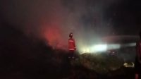 Kobaran api pada Senin Malam, (24/8/26). Doc. Damkar Pos Sektor Muara Badak)