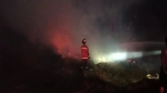 Kobaran api pada Senin Malam, (24/8/26). Doc. Damkar Pos Sektor Muara Badak)