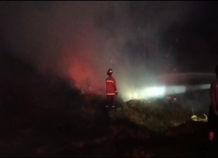 Kobaran api pada Senin Malam, (24/8/26). Doc. Damkar Pos Sektor Muara Badak)