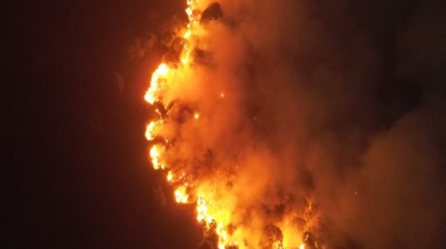 Kawasan hutan Sanga Sanga yang terbakar pada malam hari pantau drone, Rabu (26/8/26). (Doc. Disdamkarmatan Kukar)
