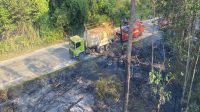 KONDISI TERKENDALI: Petugas Damkar bersama relawan saat melakukan proses pemadaman kebakaran lahan di tepi jalur besar Samboja, Kukar, Kamis (6/8/26). (Doc. Donni Darajat Pos Sektor Loa Janan)