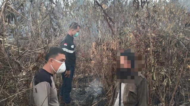 Polisi Amankan Pelaku di Lahan yang dibakar, kawasan Otorita Ibu Kota Nusantara (IKN), RT 18 Desa Loa Duri Ilir, Kecamatan Loa Janan, Kutai Kartanegara (Kukar), Senin (31/8/26). (Doc. Humas Polsek Loa Janan)