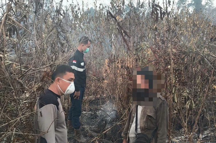 Polisi Amankan Pelaku di Lahan yang dibakar, kawasan Otorita Ibu Kota Nusantara (IKN), RT 18 Desa Loa Duri Ilir, Kecamatan Loa Janan, Kutai Kartanegara (Kukar), Senin (31/8/26). (Doc. Humas Polsek Loa Janan)