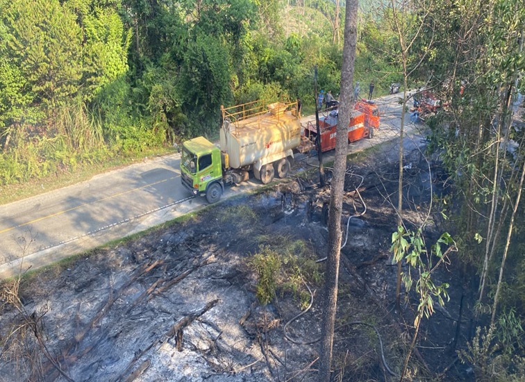 KONDISI TERKENDALI: Petugas Damkar bersama relawan saat melakukan proses pemadaman kebakaran lahan di tepi jalur besar Samboja, Kukar, Kamis (6/8/26). (Doc. Donni Darajat Pos Sektor Loa Janan)