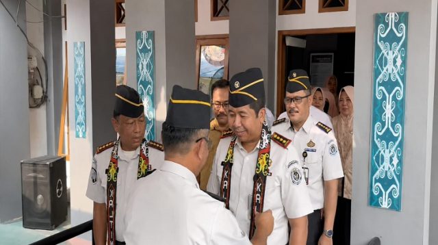 Serah terima jabatan Kepala Bapas Kelas I Samarinda, oleh M. Ilham Agung Setyawan (kanan berkacamata) kepada Doni Handriansyah (kiri), Senin (31/08/2026).(Dok.Bapas Samarinda)