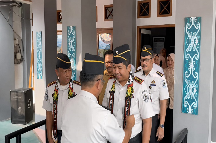 Serah terima jabatan Kepala Bapas Kelas I Samarinda, oleh M. Ilham Agung Setyawan (kanan berkacamata) kepada Doni Handriansyah (kiri), Senin (31/08/2026).(Dok.Bapas Samarinda)
